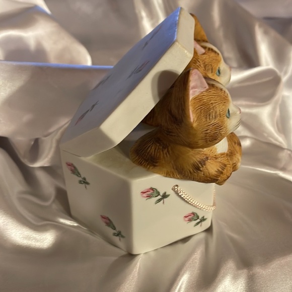 Ceramic MANN Music Box plays “Memories”from Cats. - Picture 3 of 9